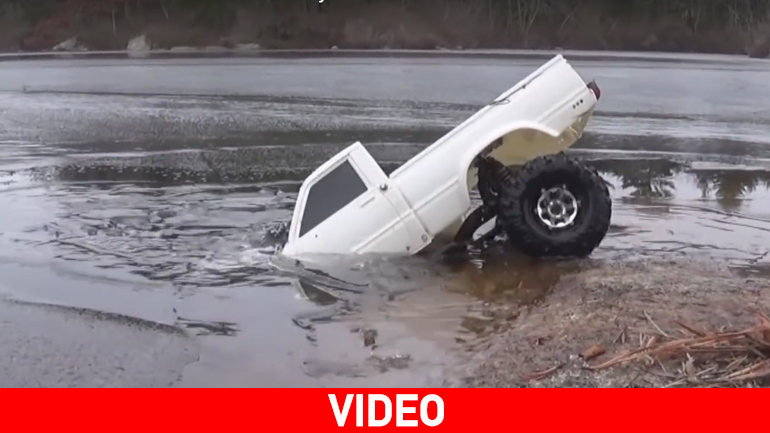 Όχημα πέφτει σε λίμνη, κινείται στον πάτο της και βγαίνει χωρίς πρόβλημα…